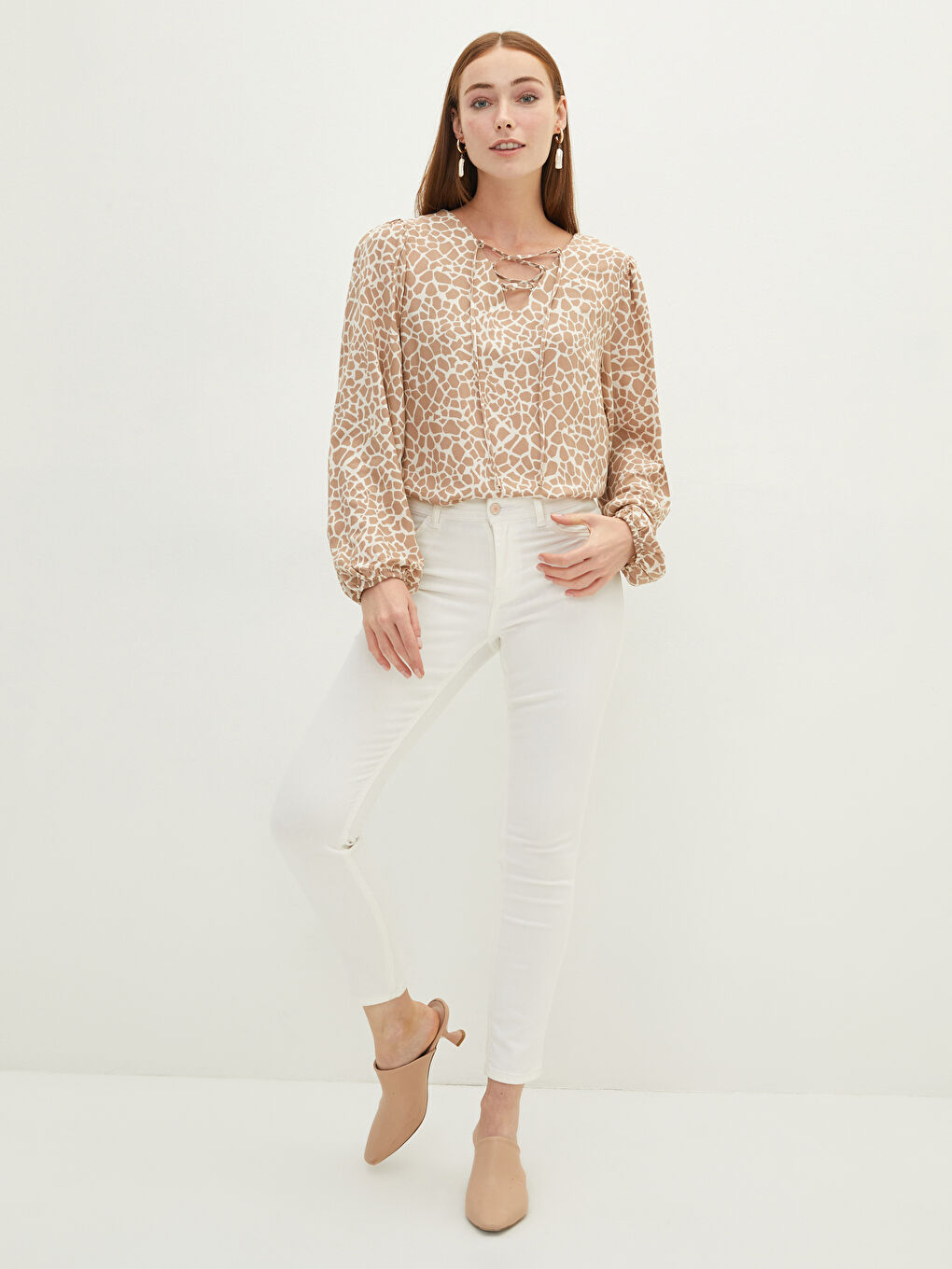 Bej Bağlamalı Yaka Çiçekli Uzun Kollu Viskon Kadın Bluz-2
