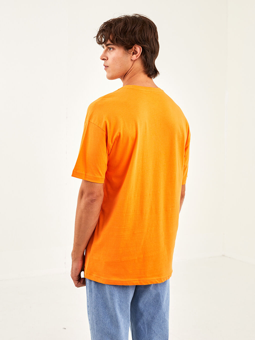 Turuncu Oversize Bisiklet Yaka Kısa Kollu Penye Erkek Tişört-4