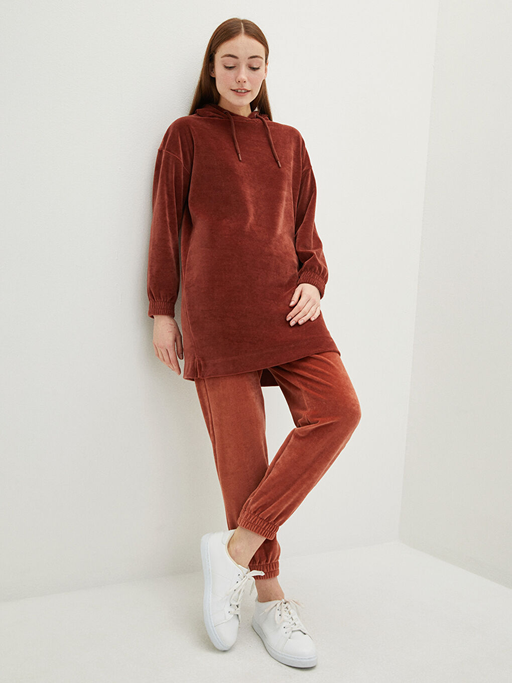 LCW Modest LCW MODEST Суитшърт туника с качулка, права кройка, дълъг ръкав, кадифе за жени -W1H315Z8-JKP