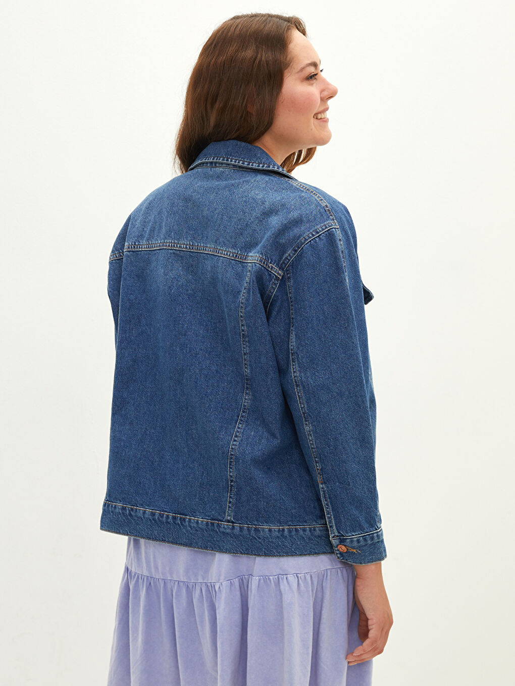 جاكيت جينز روديو للسيدات بمقاس كبير بياقة قميص تصميم مستقيم تفاصيل جيب كم طويل-4