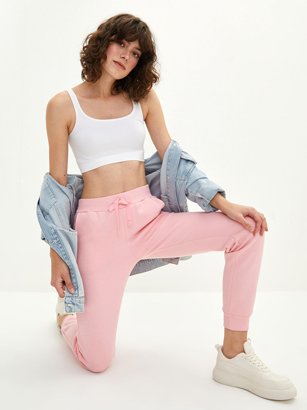 Дамски спортен панталон с джобове и ластична талия