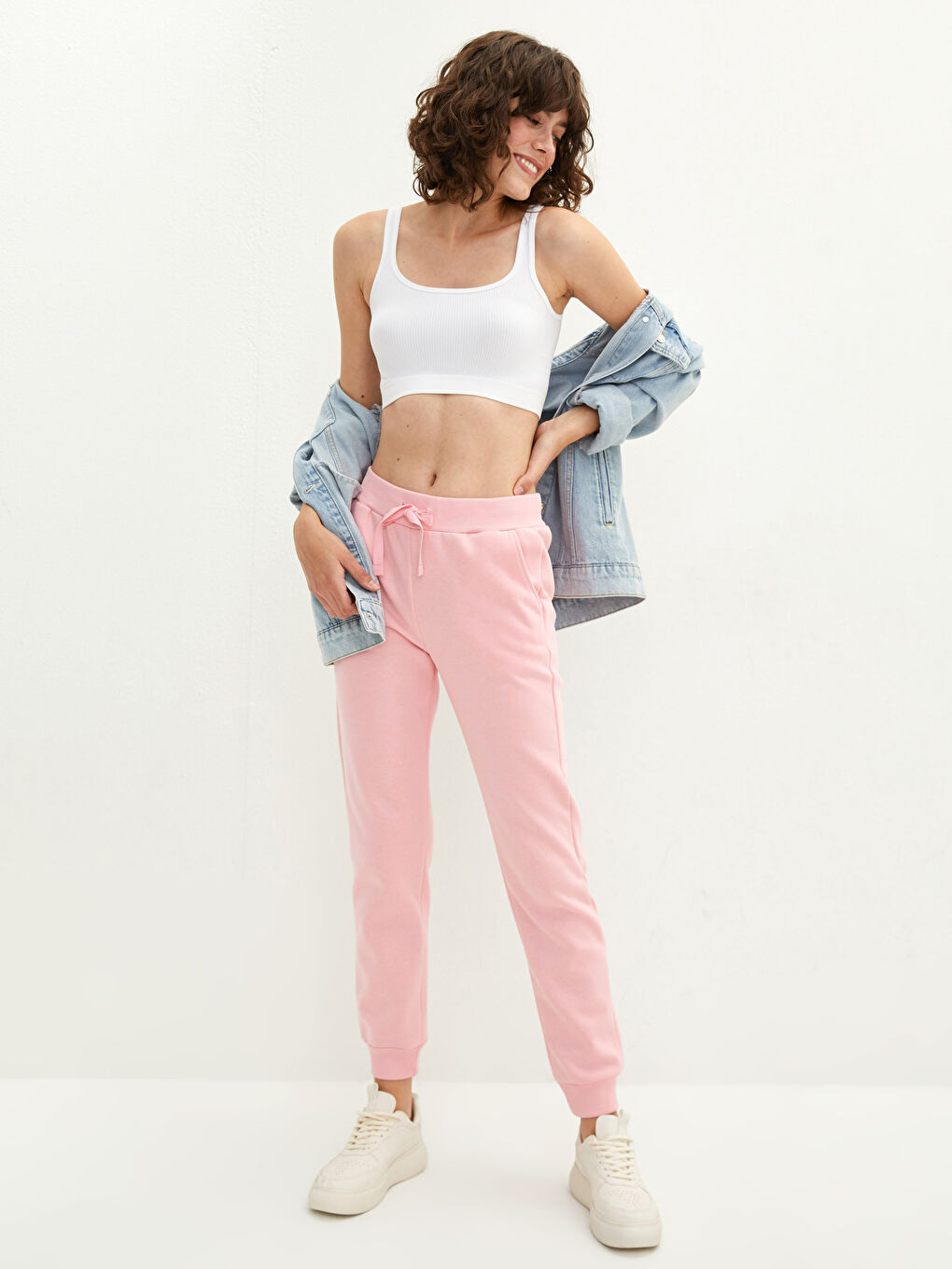 Дамски спортен панталон с джобове и ластична талия-1