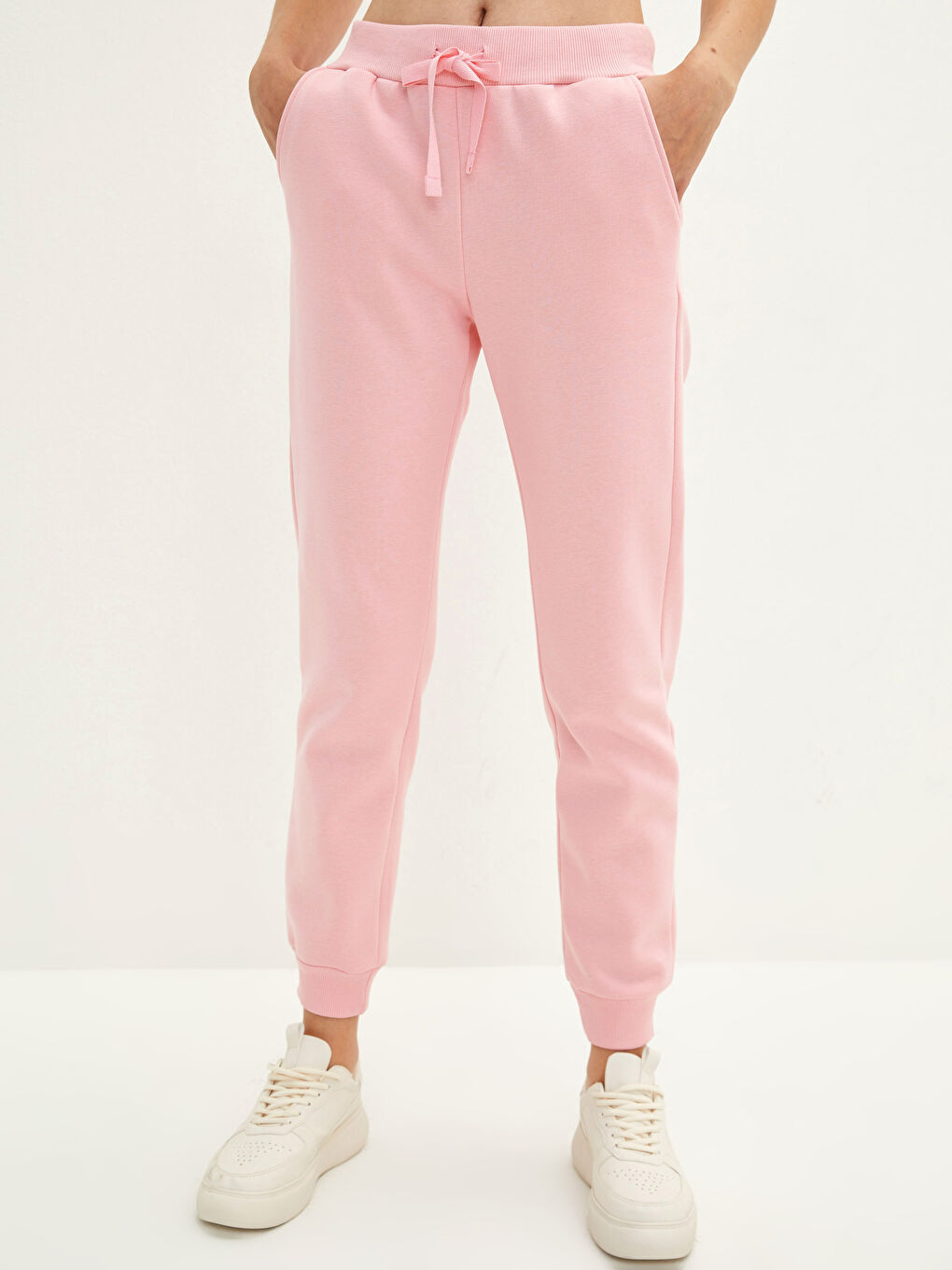 Дамски спортен панталон с джобове и ластична талия-2