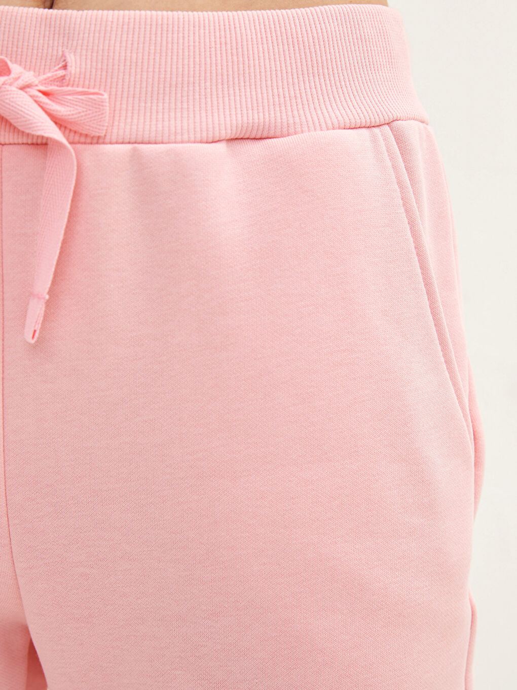 Дамски спортен панталон с джобове и ластична талия-3