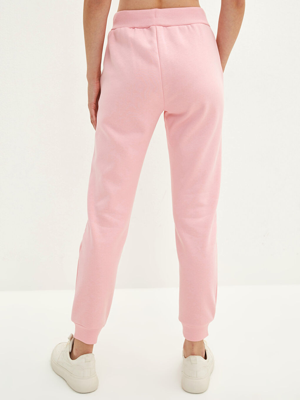 Дамски спортен панталон с джобове и ластична талия-4