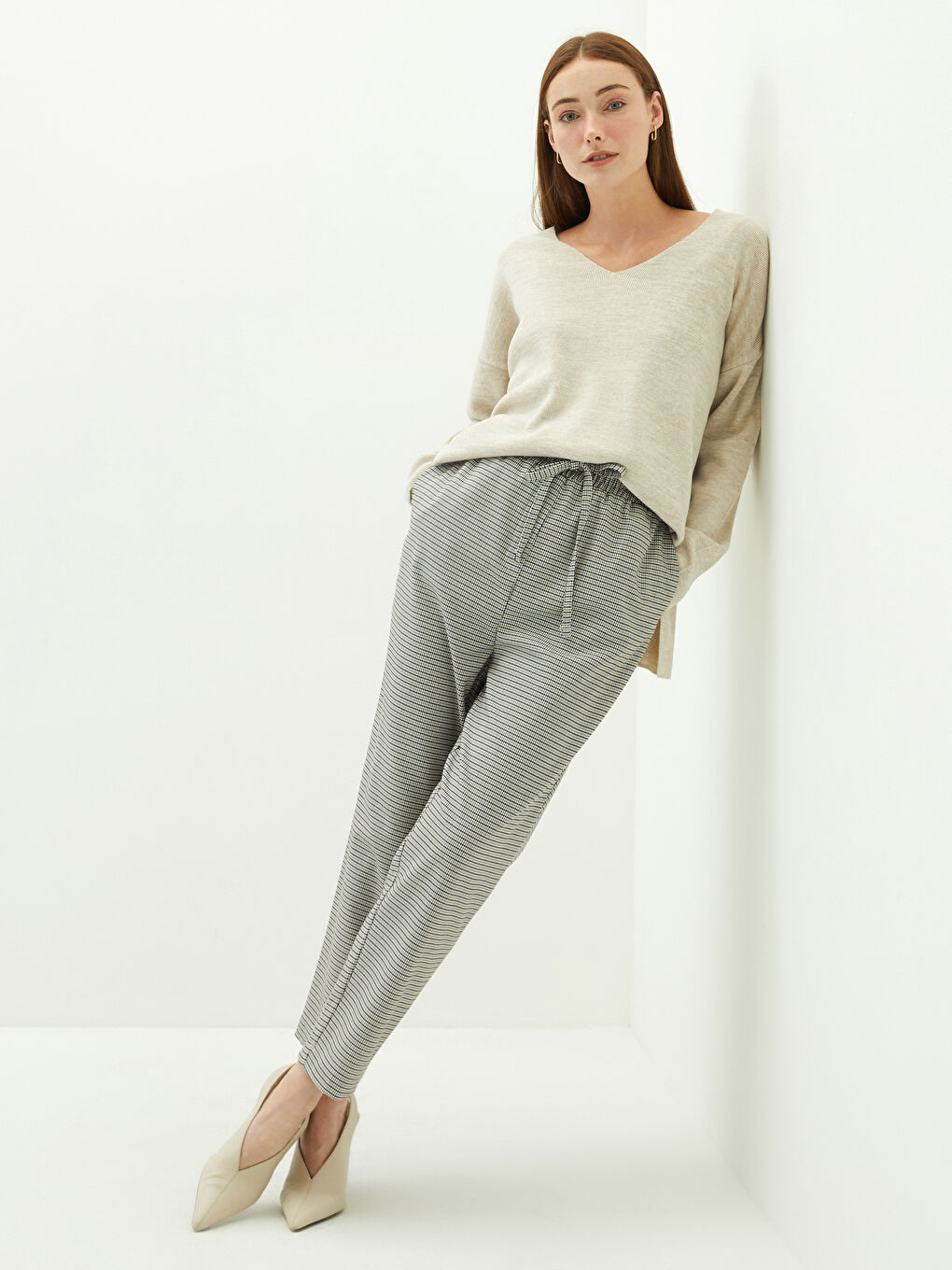 Bej Beli Lastikli Ekose Cep Detaylı Kadın Pantolon-1