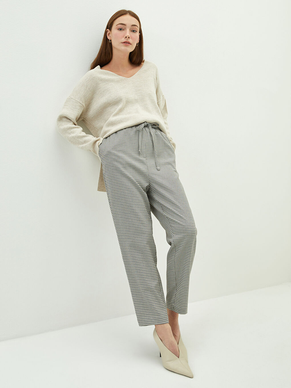 Bej Beli Lastikli Ekose Cep Detaylı Kadın Pantolon-3