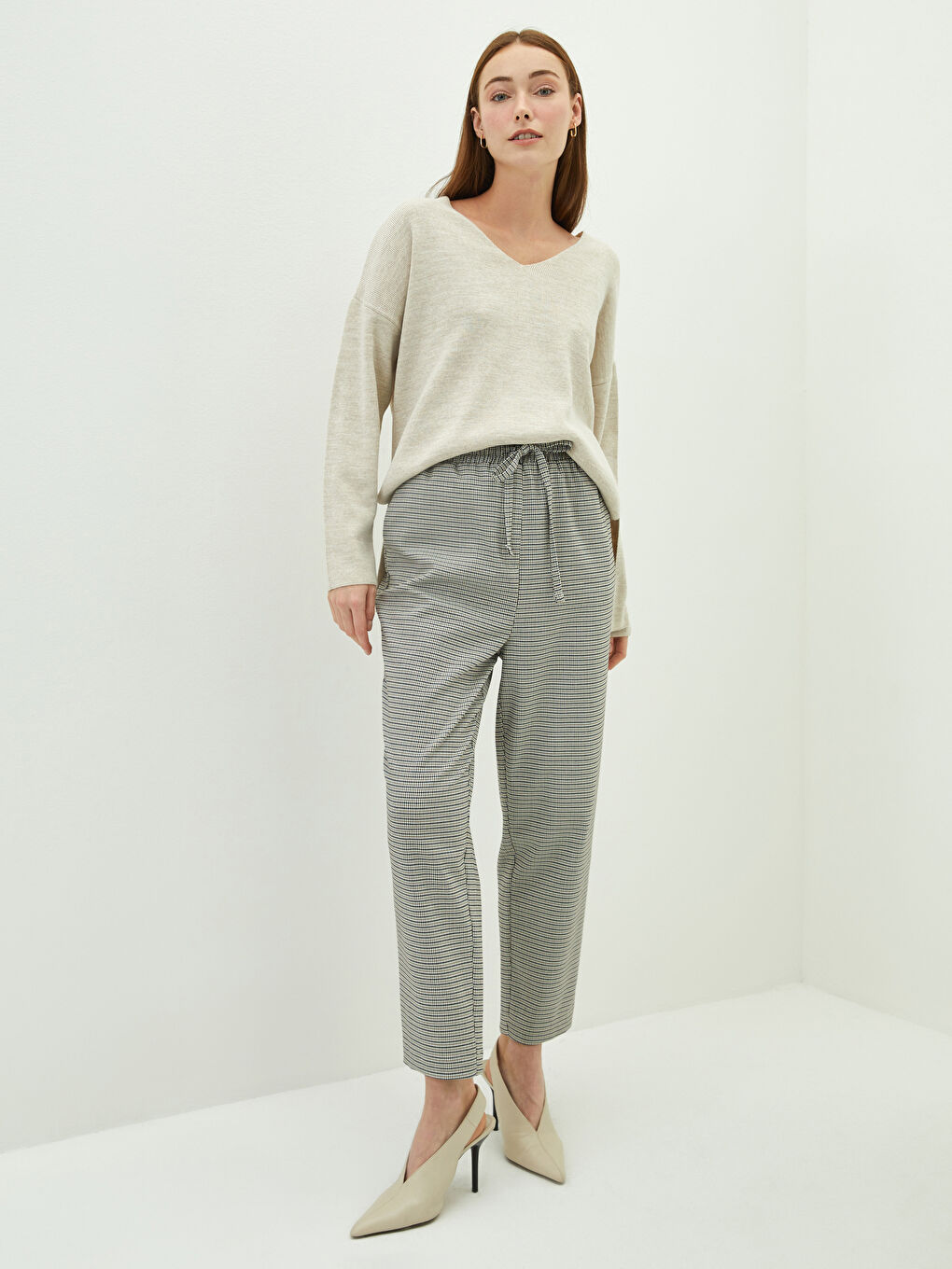 Bej Beli Lastikli Ekose Cep Detaylı Kadın Pantolon-5