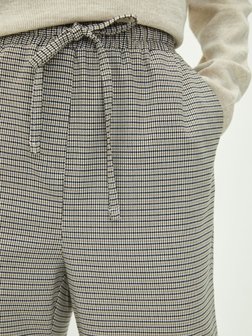 Bej Beli Lastikli Ekose Cep Detaylı Kadın Pantolon-7