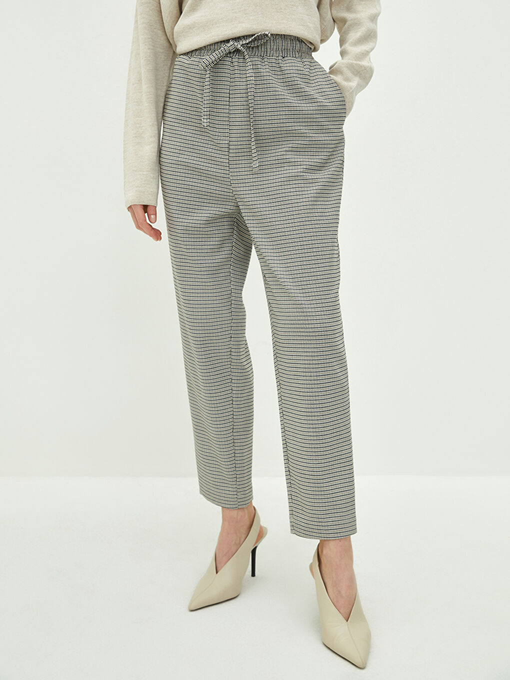 Bej Beli Lastikli Ekose Cep Detaylı Kadın Pantolon-9