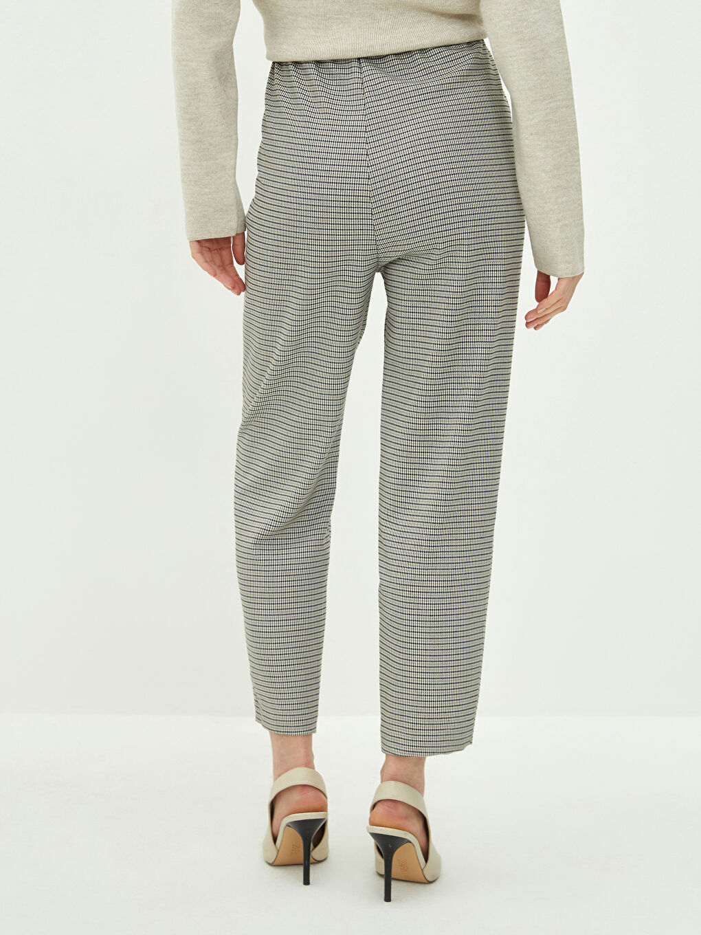 Bej Beli Lastikli Ekose Cep Detaylı Kadın Pantolon-11