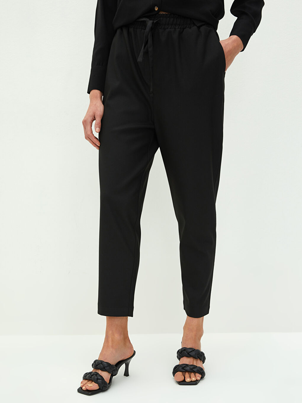 Elastic Waist Regular Pocket Detailed Women's Trousers-4