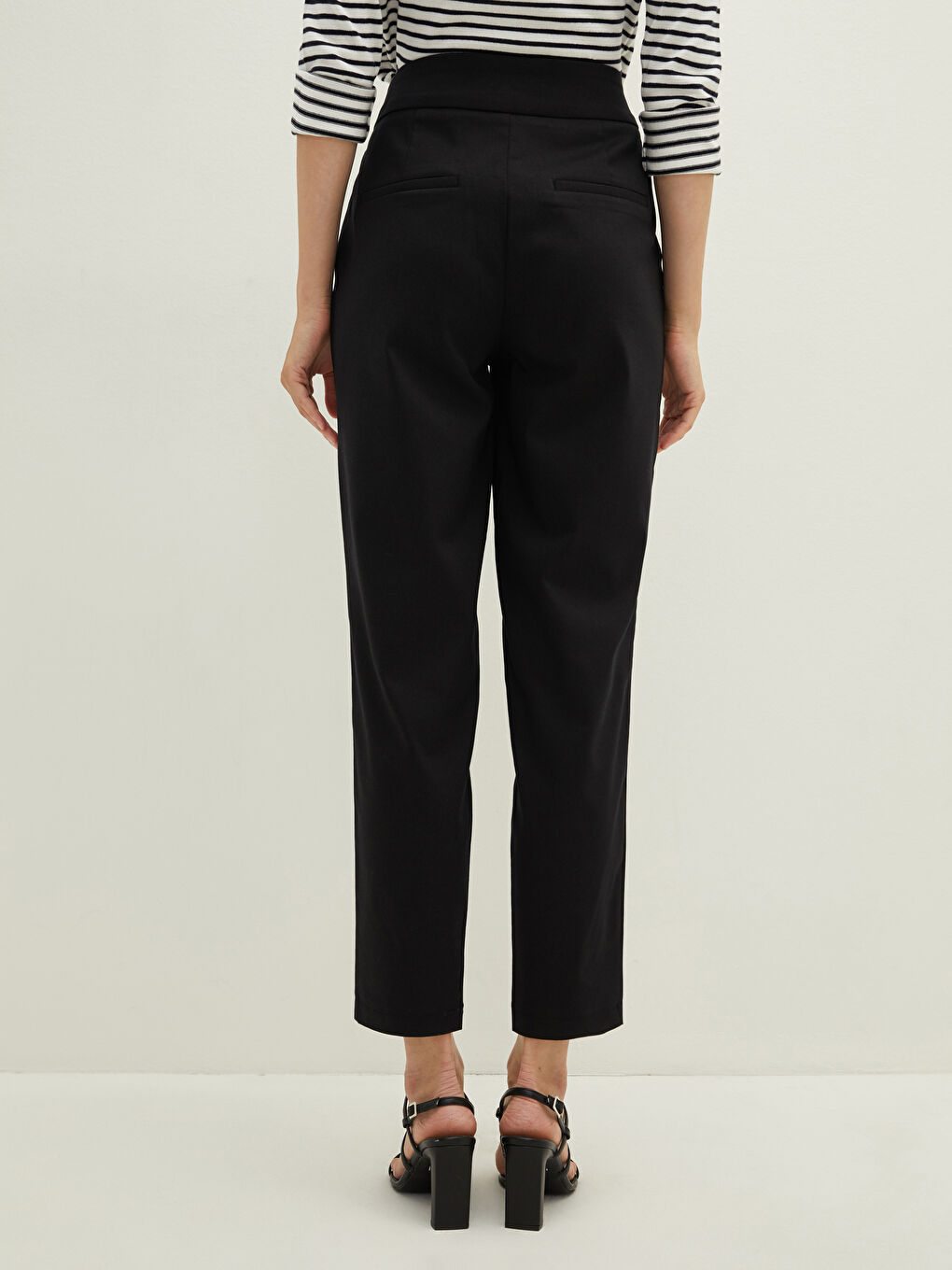 Siyah Standart Fit Cep Detaylı Kadın Pantolon-5