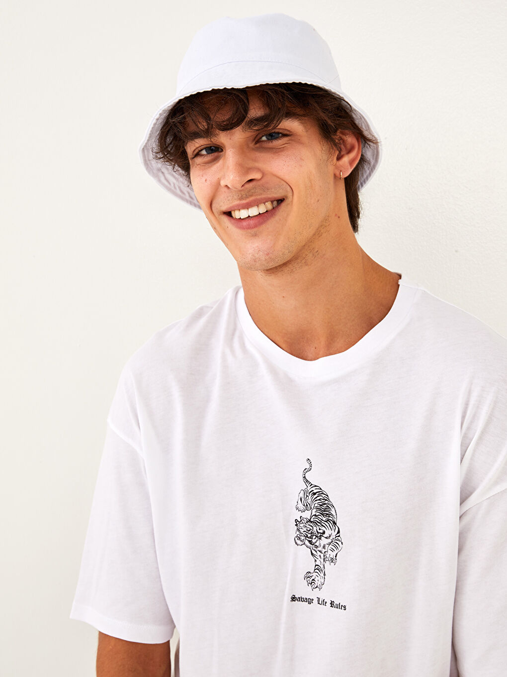 تيشيرت رجالي واسع الحجم برقبة دائرية وأكمام قصيرة من جيرسي