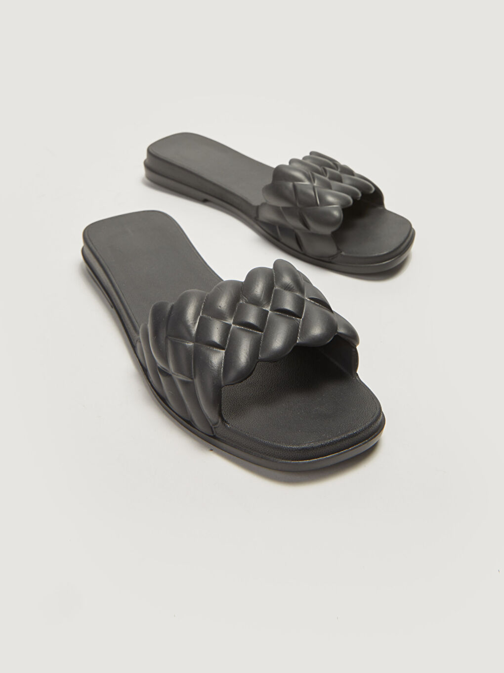 Siyah Tek Bantlı Kadın Terlik-2