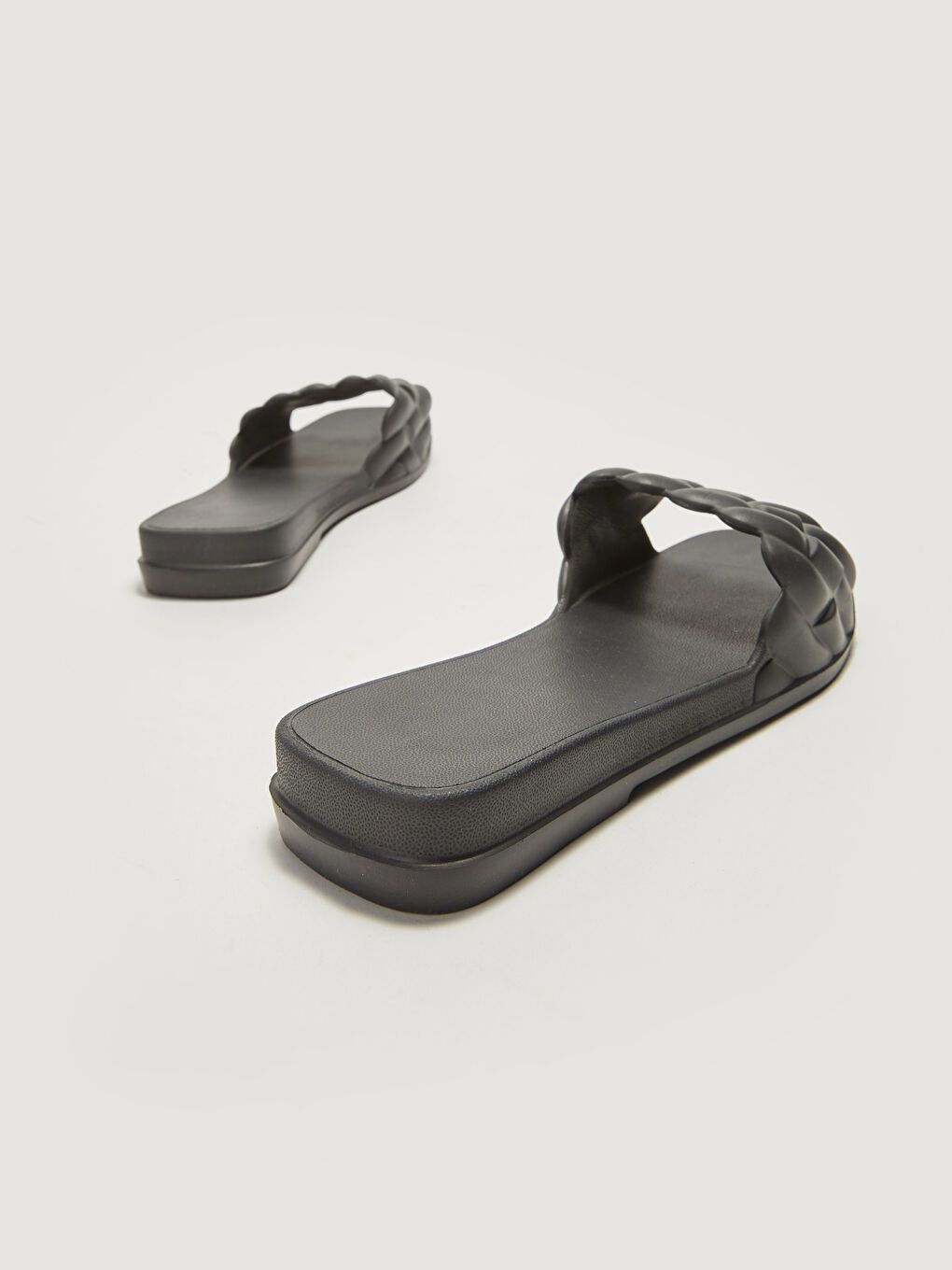 Siyah Tek Bantlı Kadın Terlik-4