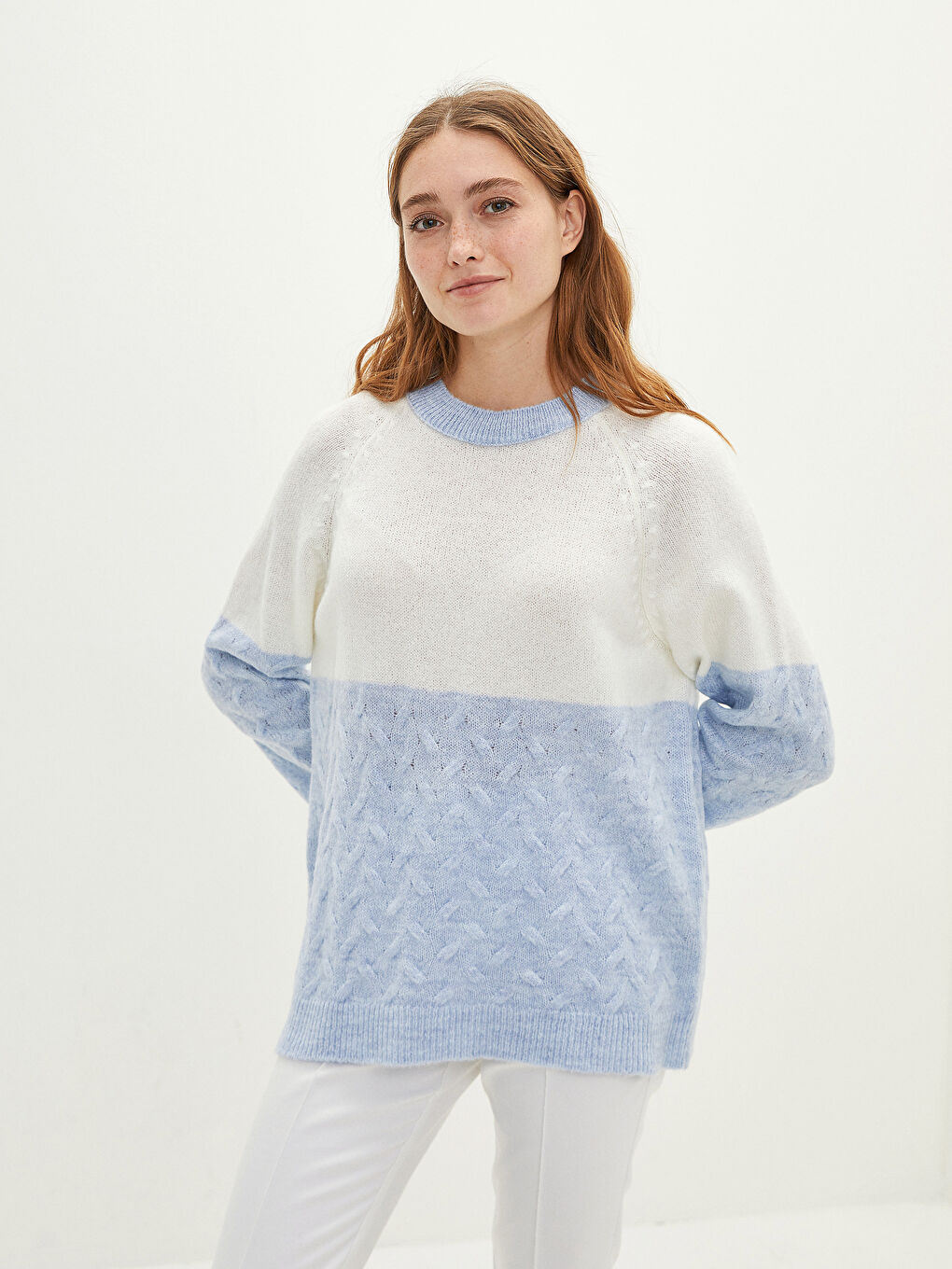 Пуловер с кръгло деколте, цветен блок и дълъг ръкав за жени