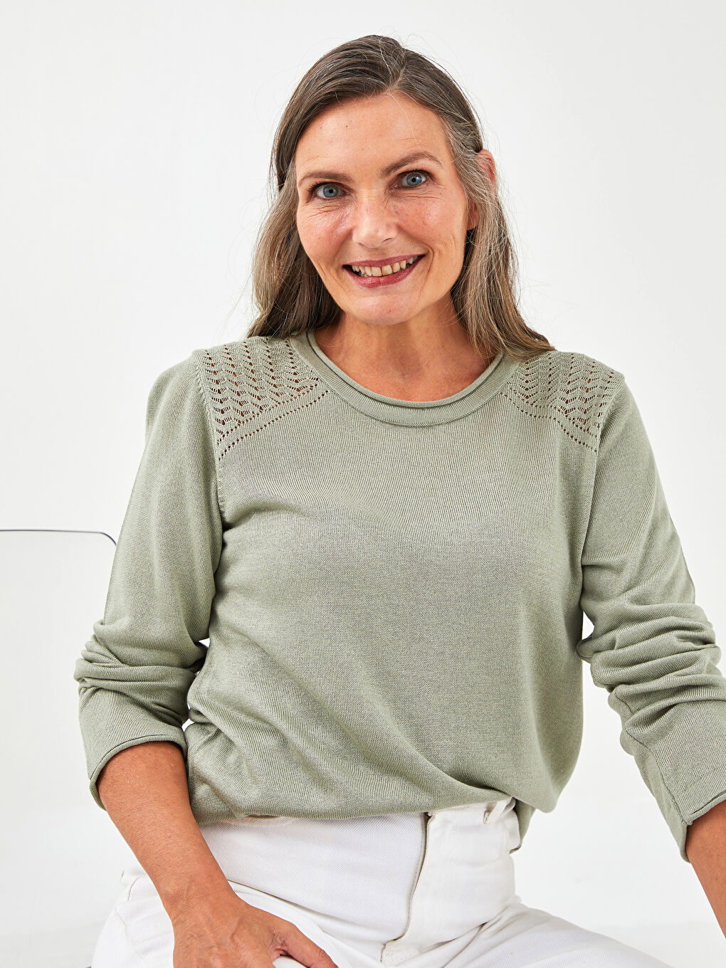 سترة تريكو ياقة دائرية مخرّمة كم طويل للسيدات