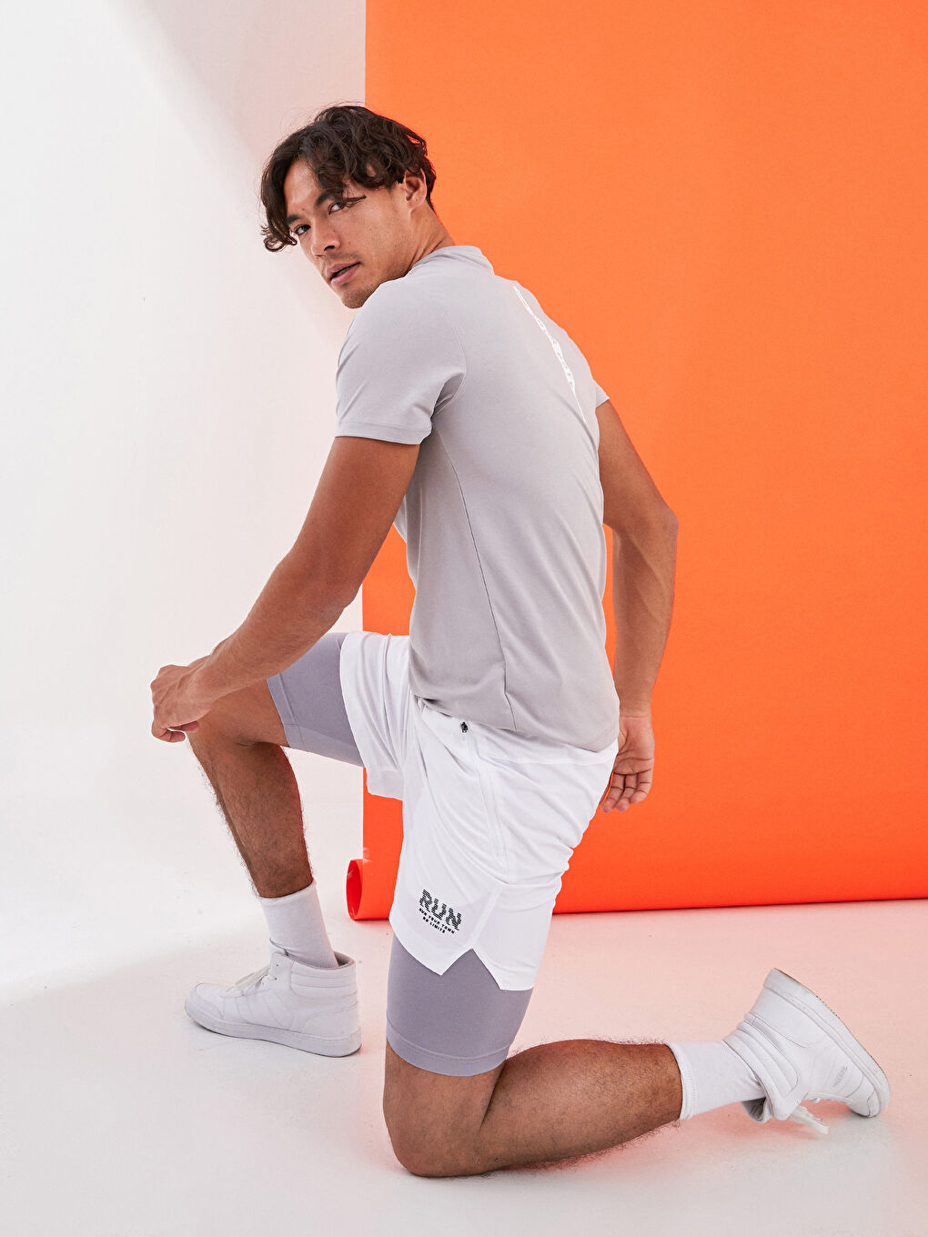 Beyaz Standart Kalıp Baskılı Erkek Spor Taytlı Şort