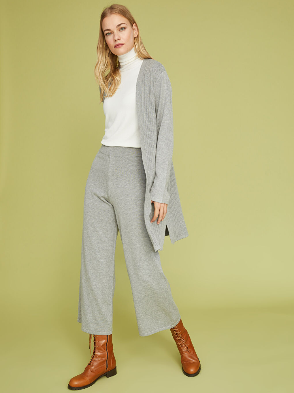 Дамски трикотажни панталони с еластична талия и изчистен дизайн