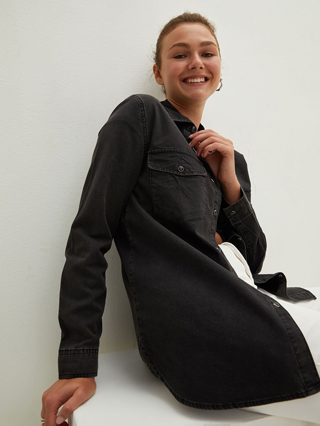 Siyah Cep Detaylı Düz Uzun Kollu Kadın Rodeo Jean Gömlek-1