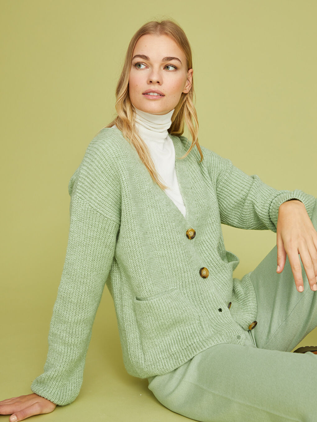 Yeşil V Yaka Düz Uzun Kollu Cep Detaylı Kadın Triko Hırka-6