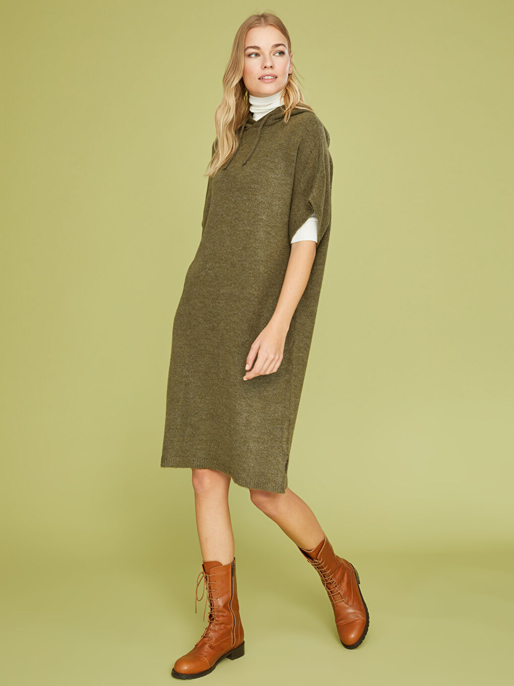 Yeşil Kapüşonlu Düz Kısa Kollu Kadın Triko Elbise