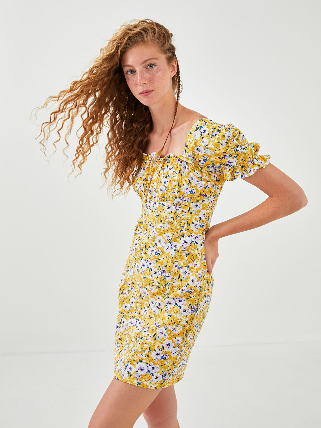 Sarı Kare Yaka Çiçekli Kısa Kollu Viskon Kadın Elbise-1