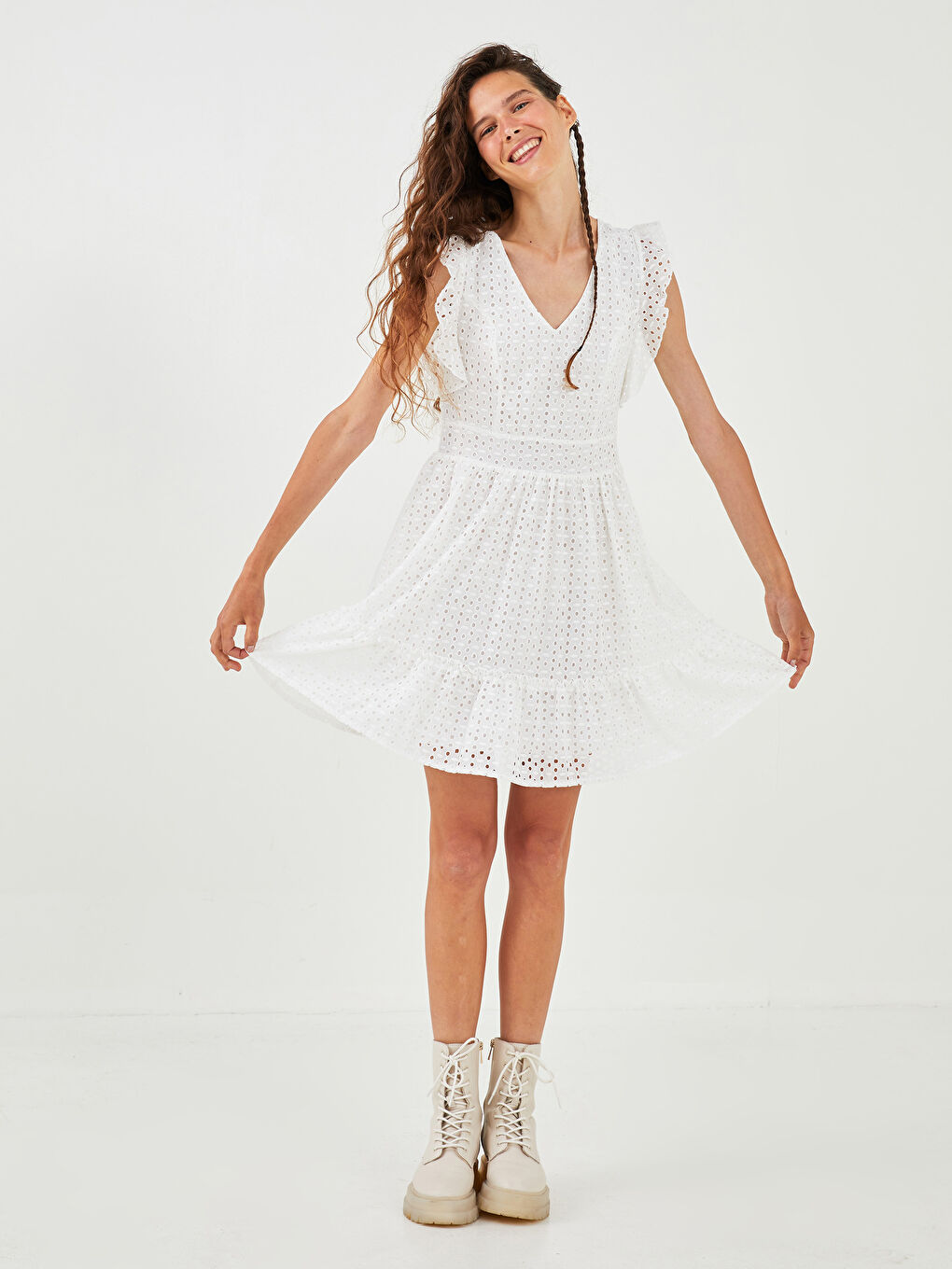 Beyaz V Yaka Dantel Detaylı Kolsuz Pamuklu Kadın Elbise