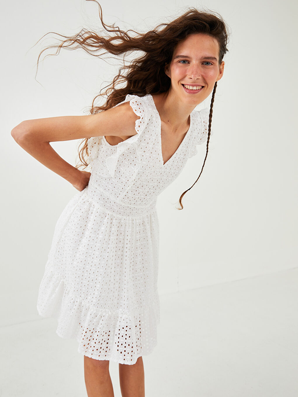 Beyaz V Yaka Dantel Detaylı Kolsuz Pamuklu Kadın Elbise-1