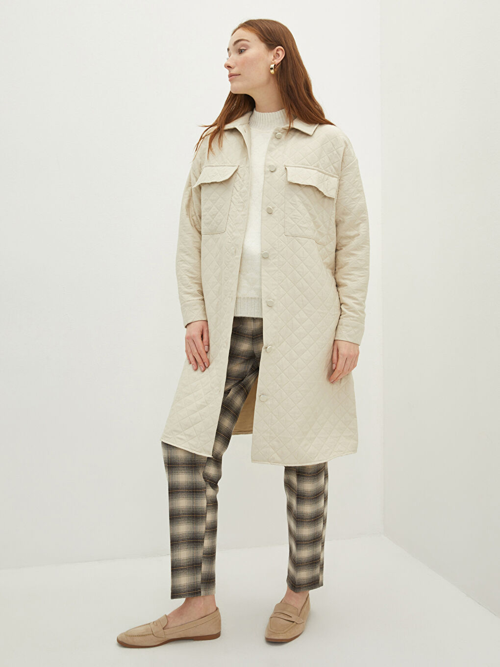 Bej Gömlek Yaka Kapitone Desenli Cep Detaylı Uzun Kollu Kadın Mont-1