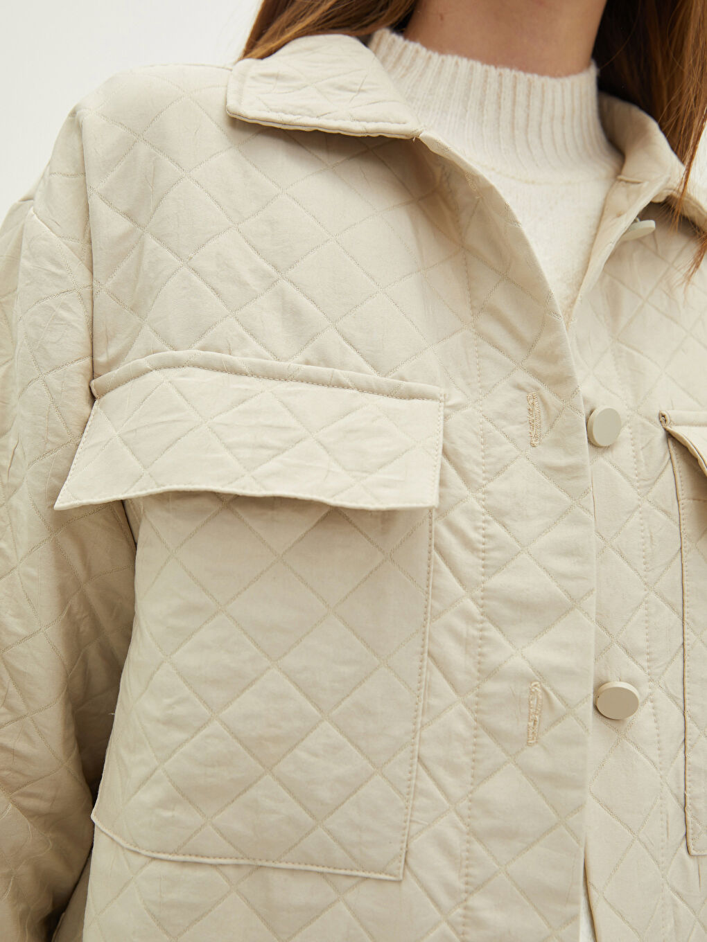 Bej Gömlek Yaka Kapitone Desenli Cep Detaylı Uzun Kollu Kadın Mont-4