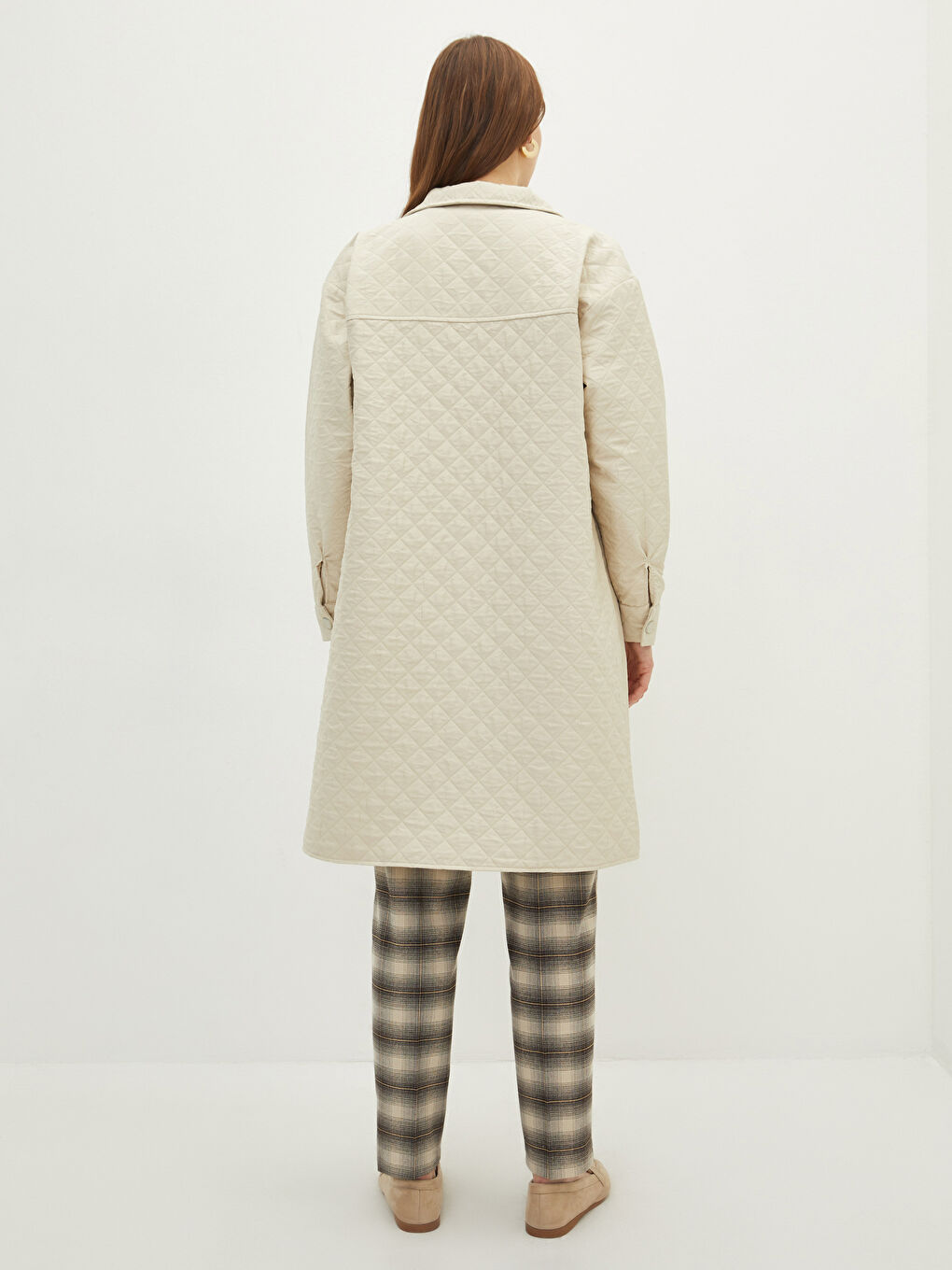 Bej Gömlek Yaka Kapitone Desenli Cep Detaylı Uzun Kollu Kadın Mont-5