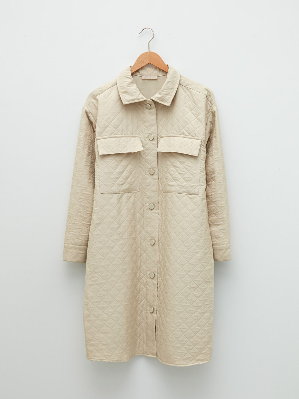 Bej Gömlek Yaka Kapitone Desenli Cep Detaylı Uzun Kollu Kadın Mont-6