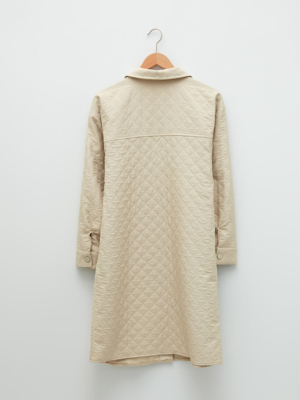 Bej Gömlek Yaka Kapitone Desenli Cep Detaylı Uzun Kollu Kadın Mont-7