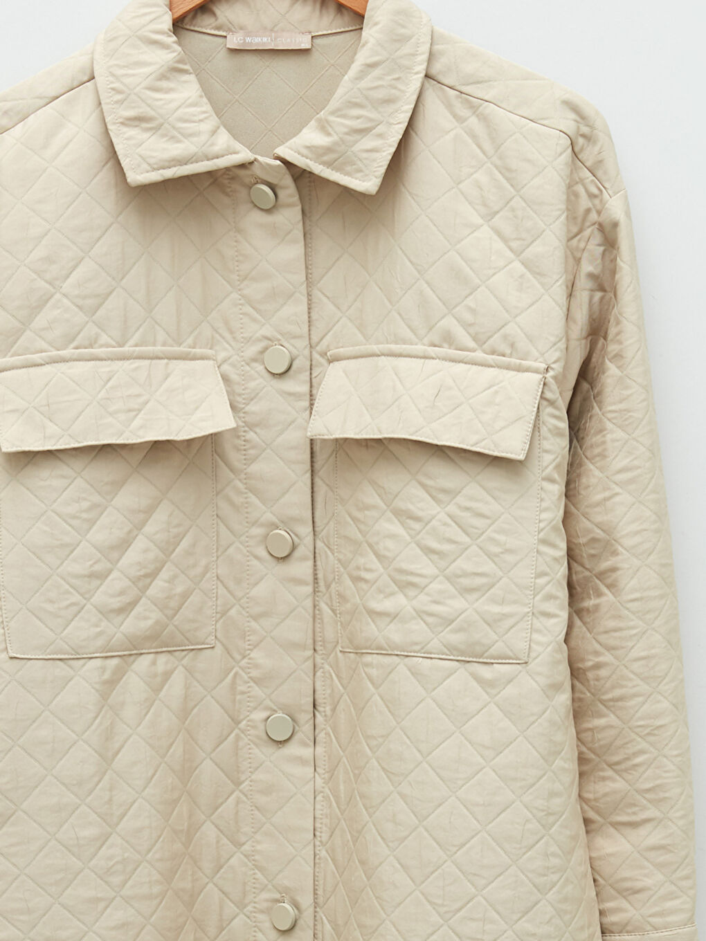 Bej Gömlek Yaka Kapitone Desenli Cep Detaylı Uzun Kollu Kadın Mont-8