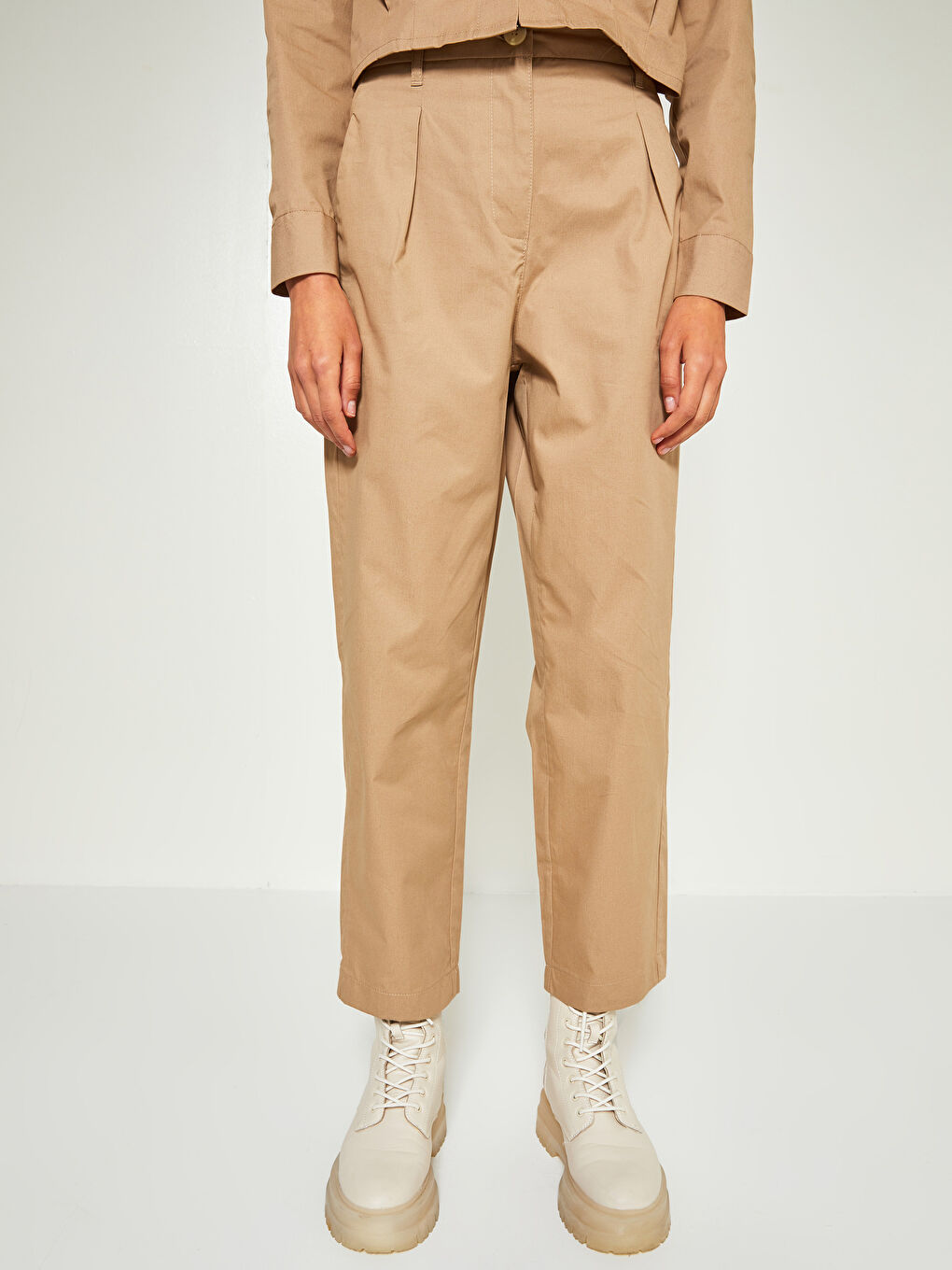 Normal Waist Standard Fit Pocket Detailed Gabardine Women's Trousers-4