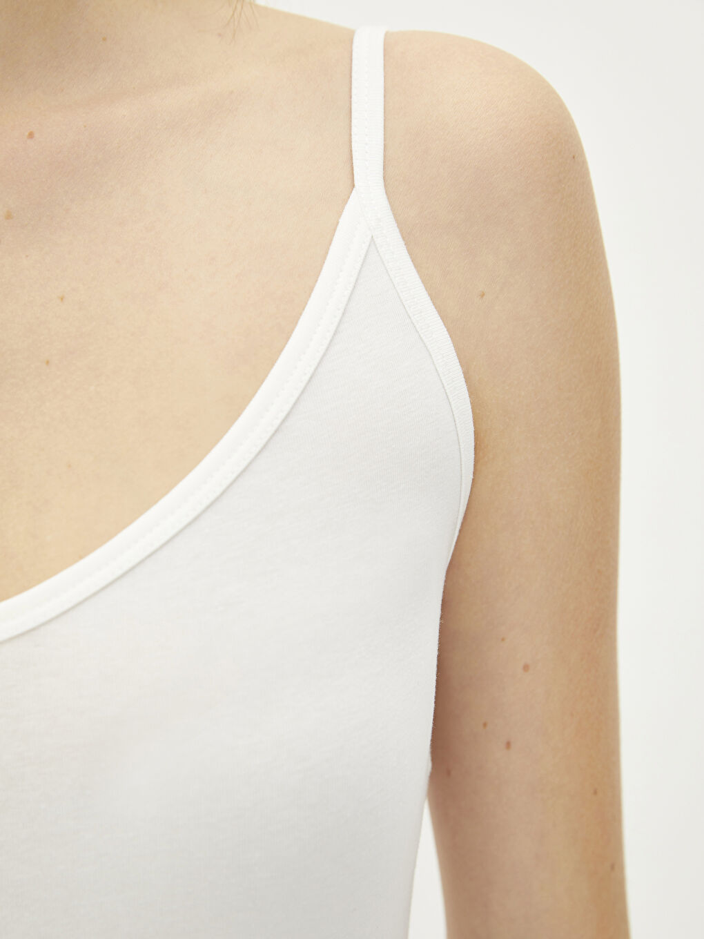 عبوة من قطعتين من قمصان رياضية نسائية قطنية سادة برقبة على شكل حرف V ومعلقة بحبال-8