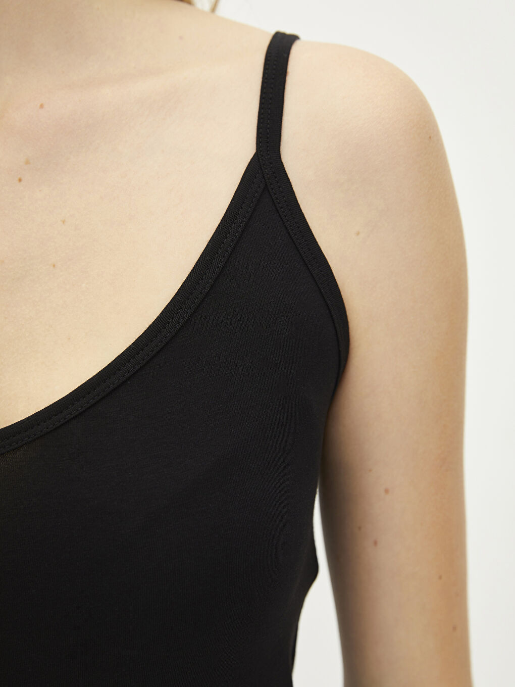 عبوة من قطعتين من قمصان رياضية نسائية قطنية سادة برقبة على شكل حرف V ومعلقة بحبال-9