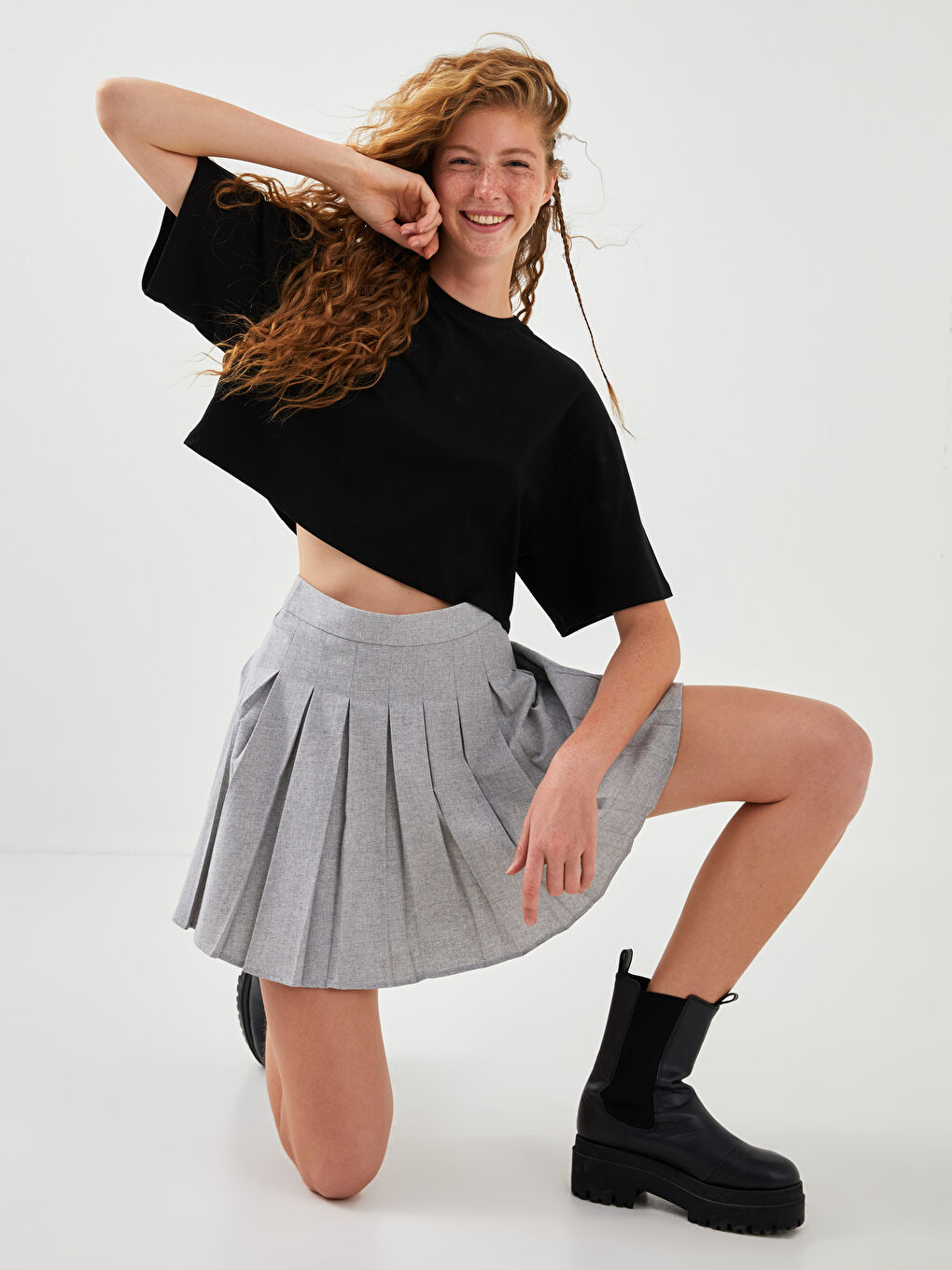 Siyah Bisiklet Yaka Düz Kısa Kollu Kadın Crop-1