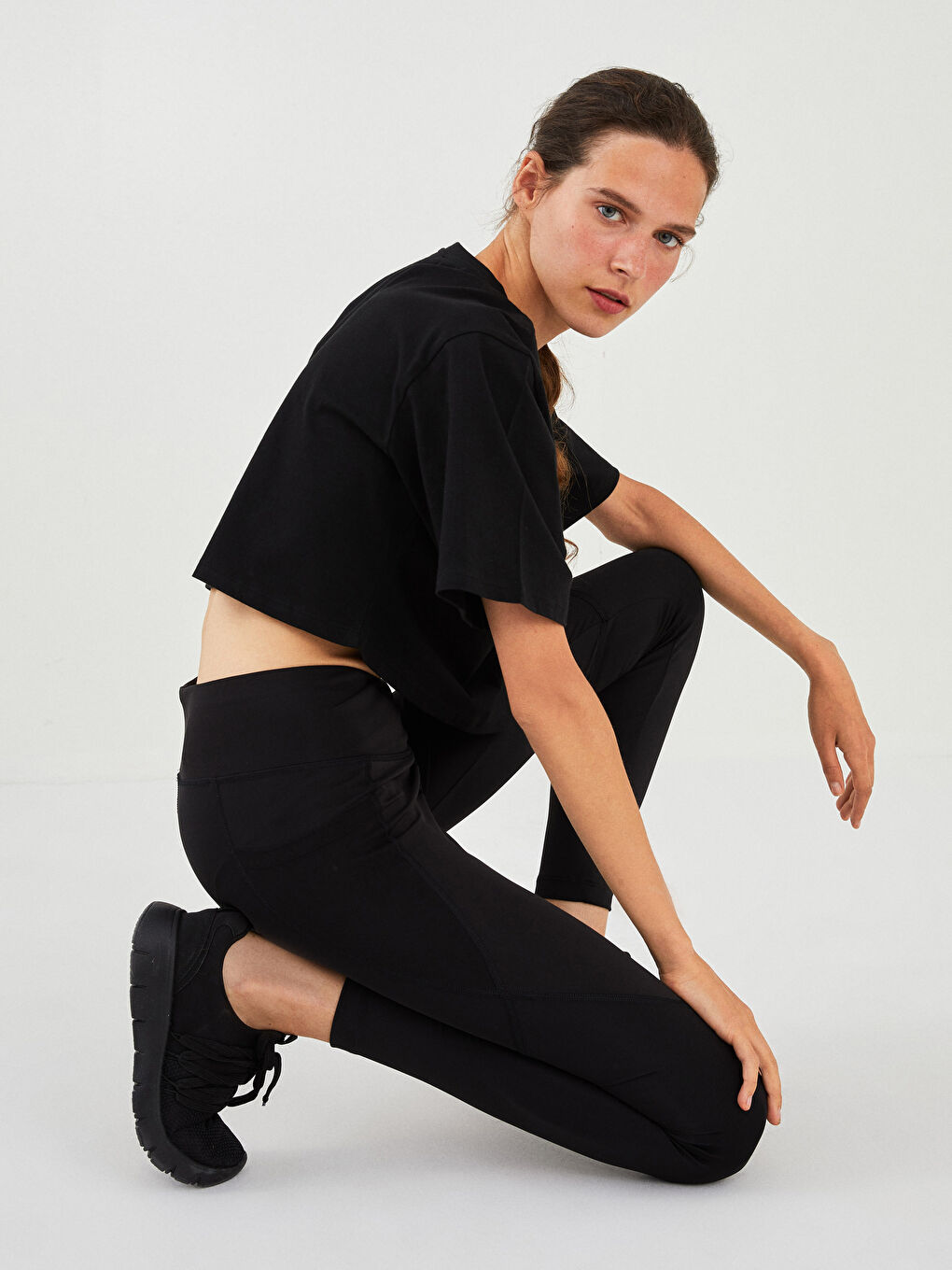 Siyah Bisiklet Yaka Düz Kısa Kollu Kadın Crop-2