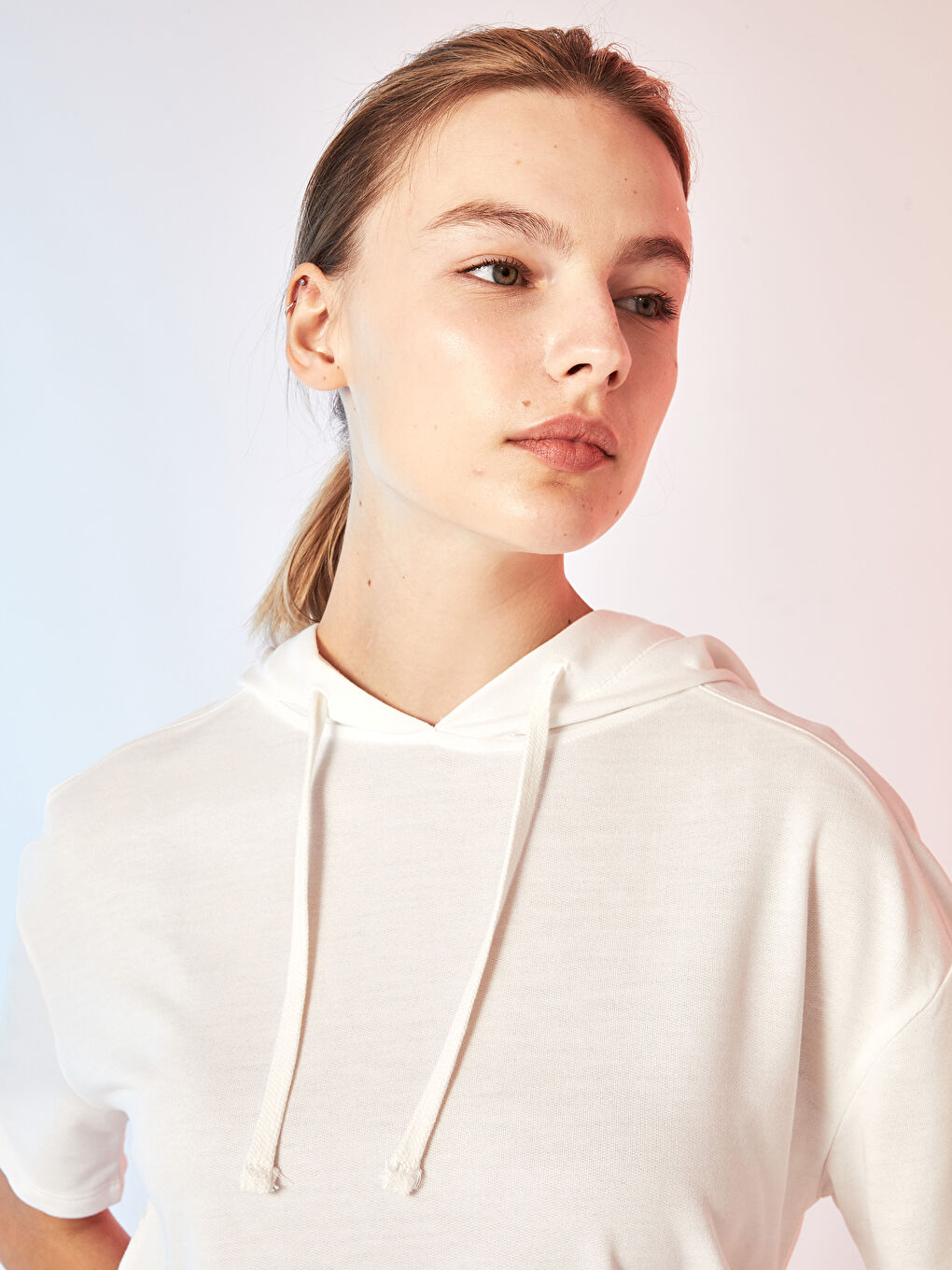 Ekru Kapüşon Yaka Düz Kısa Kollu Kadın Spor Tişört-2