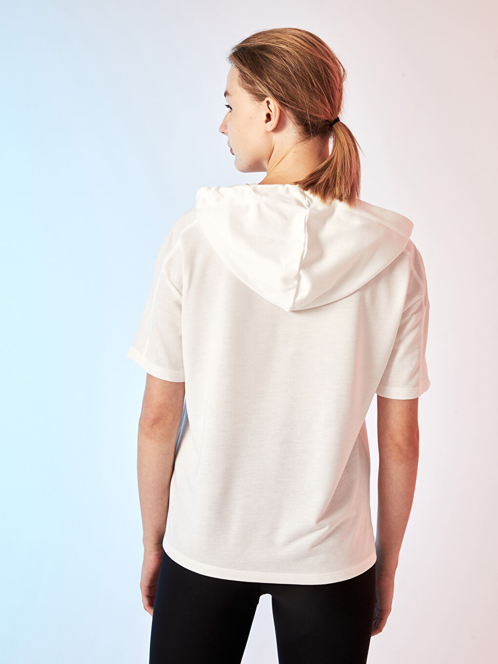 Ekru Kapüşon Yaka Düz Kısa Kollu Kadın Spor Tişört-3