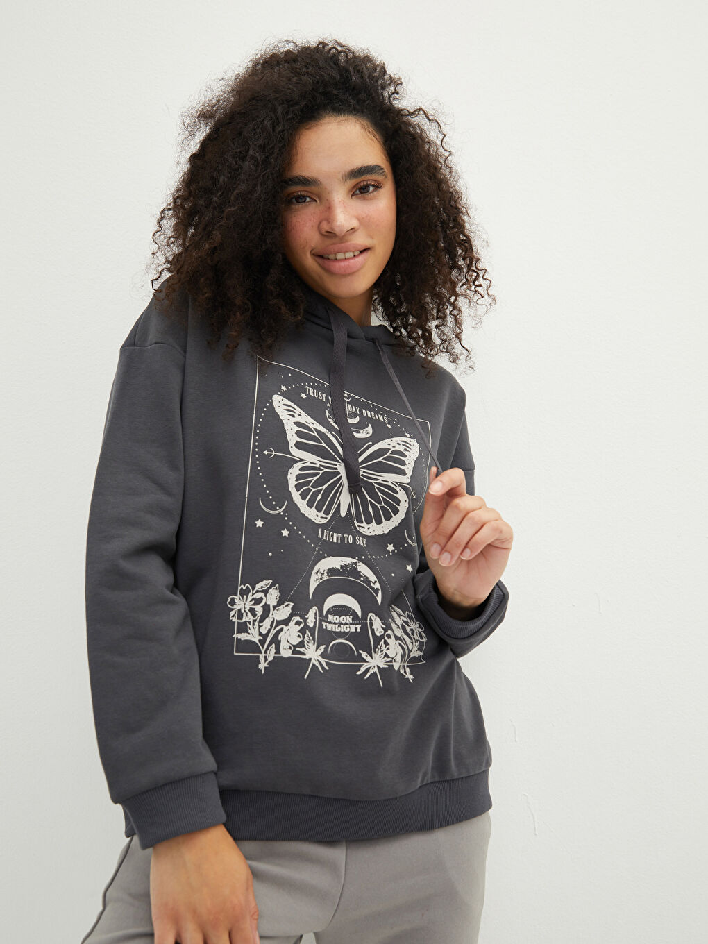 سويت شيرت مطبوع بكم طويل بكابوش للسيدات