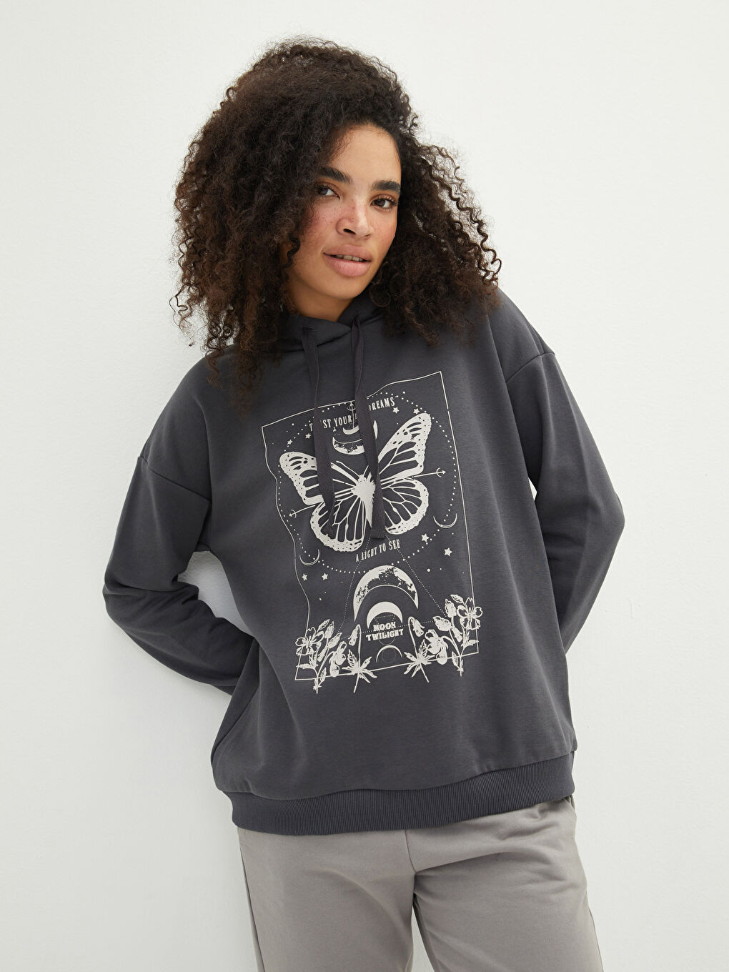 سويت شيرت مطبوع بكم طويل بكابوش للسيدات-1