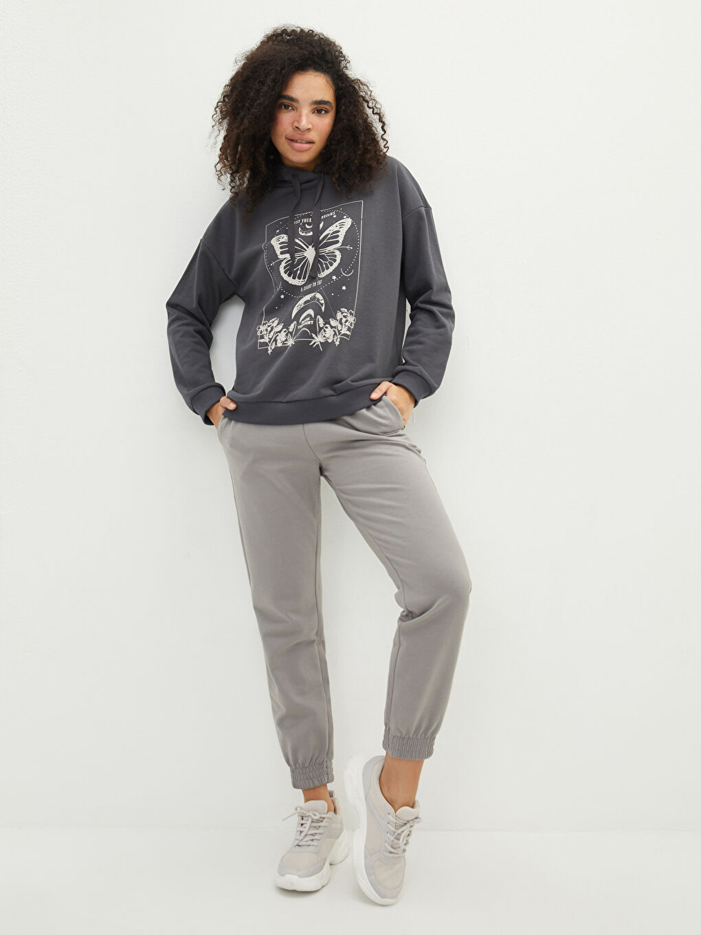 سويت شيرت مطبوع بكم طويل بكابوش للسيدات-2