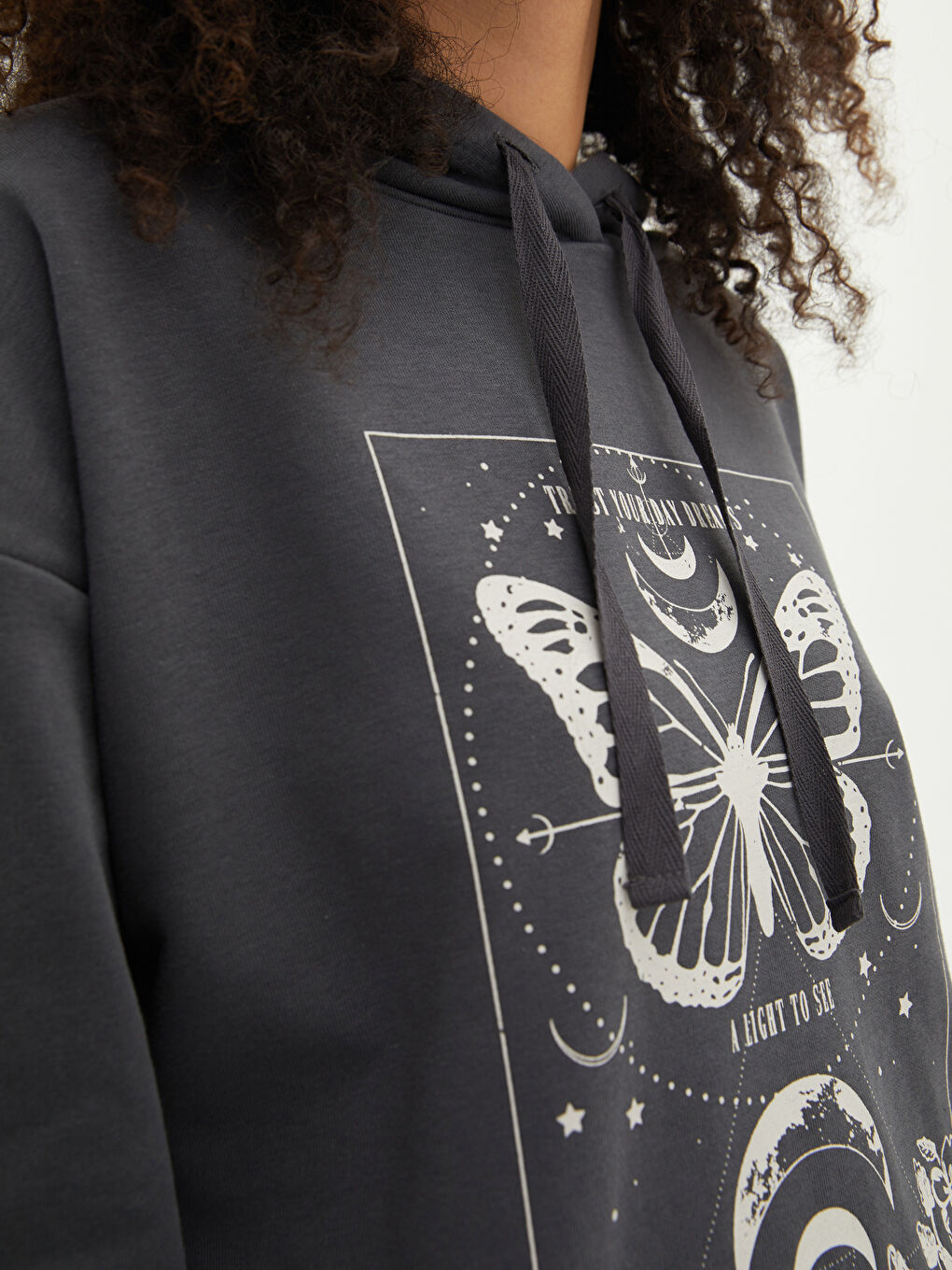 سويت شيرت مطبوع بكم طويل بكابوش للسيدات-3