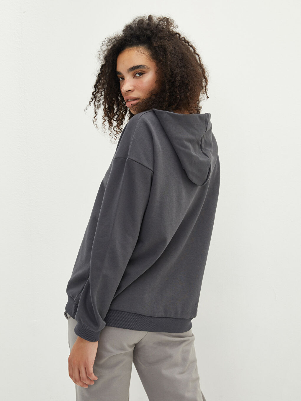 سويت شيرت مطبوع بكم طويل بكابوش للسيدات-4