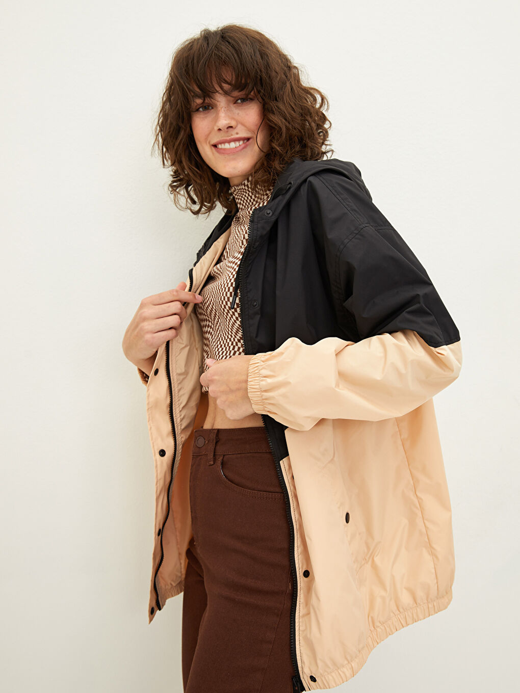 Bej Kapüşonlu Renk Bloklu Kadın Yağmurluk