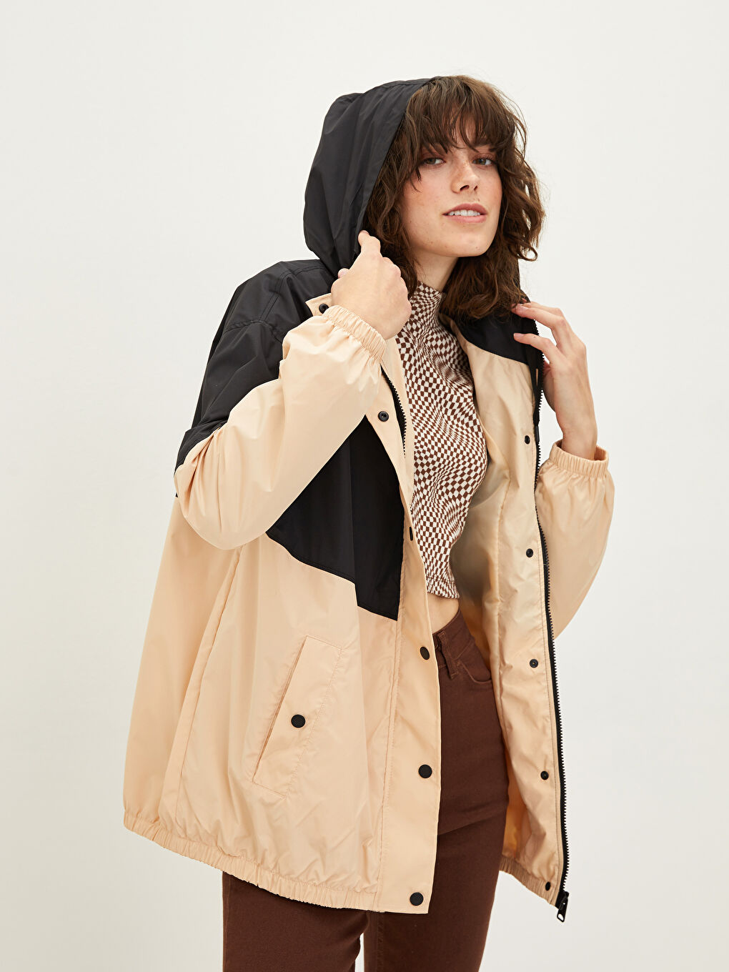 Bej Kapüşonlu Renk Bloklu Kadın Yağmurluk-1